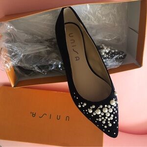 Black flats with pearl detail size 8, worn once! Comes with box